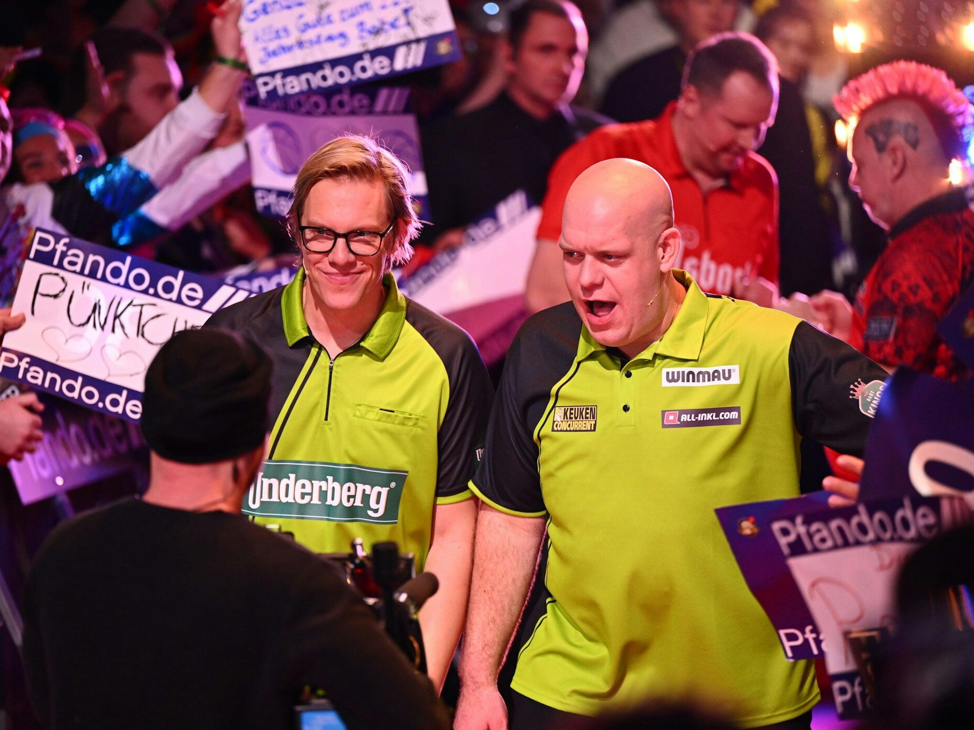 Simon Gosejohann und Michael van Gerwen beim Einzug.