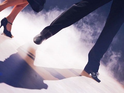 Der Finalist Gabriel Kelly, Sänger, tanzt mit Malika Dzumaev, Profitänzerin, im Finale der 17. Staffel der RTL-Tanzshow „Let's Dance“ im Coloneum um den Titel "Dancing Star 2024" den Lieblingstanz: Tango zu „Nothing Else Matters“ von Metallica.