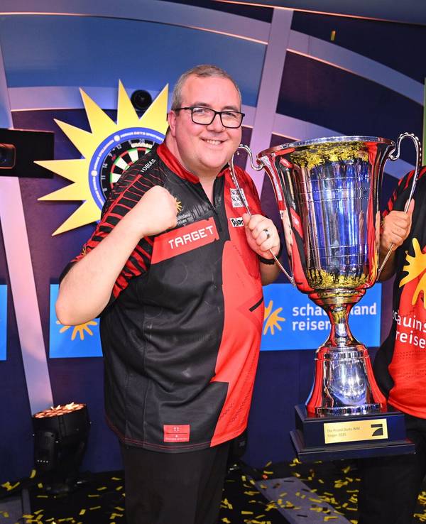 Stephen Bunting und Patrick Owomoyela mit Pokal.