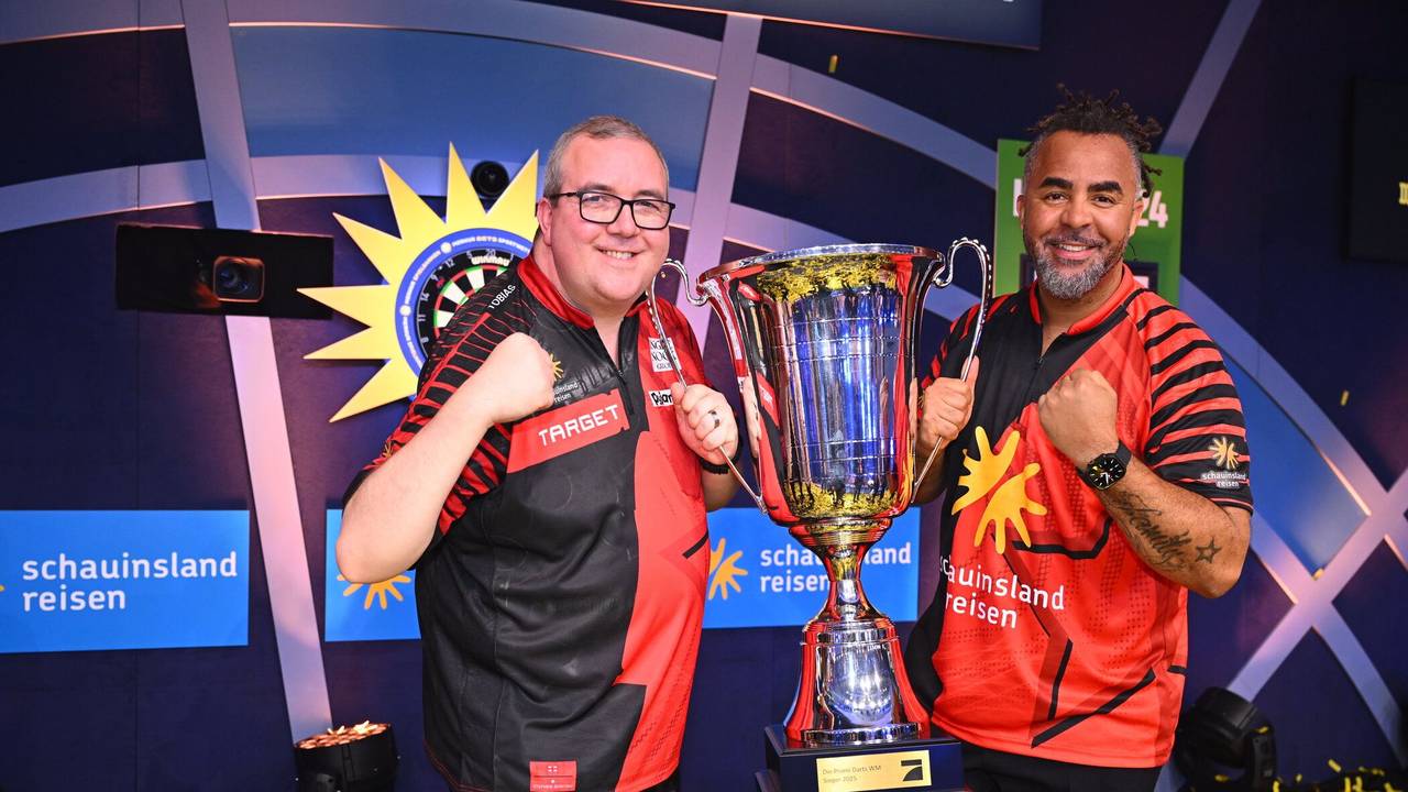Stephen Bunting und Patrick Owomoyela mit Pokal.