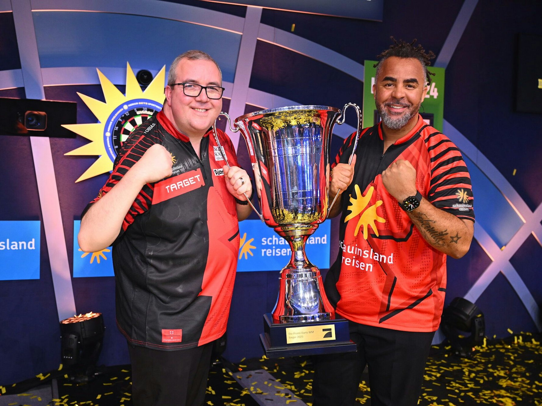 Stephen Bunting (l.) und Patrick Owomoyela mit dem Pokal.