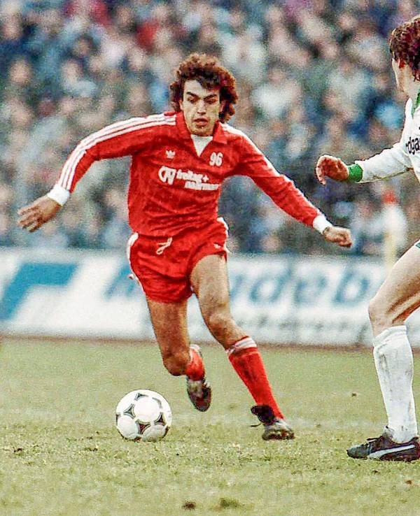 Savas Koc am Ball im Spiel gegen Borussia Mönchengladbach im DFB-Pokal.