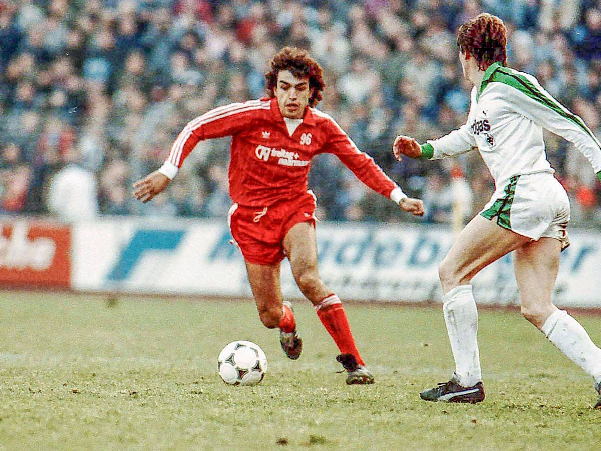 Savas Koc am Ball im Spiel gegen Borussia Mönchengladbach im DFB-Pokal.