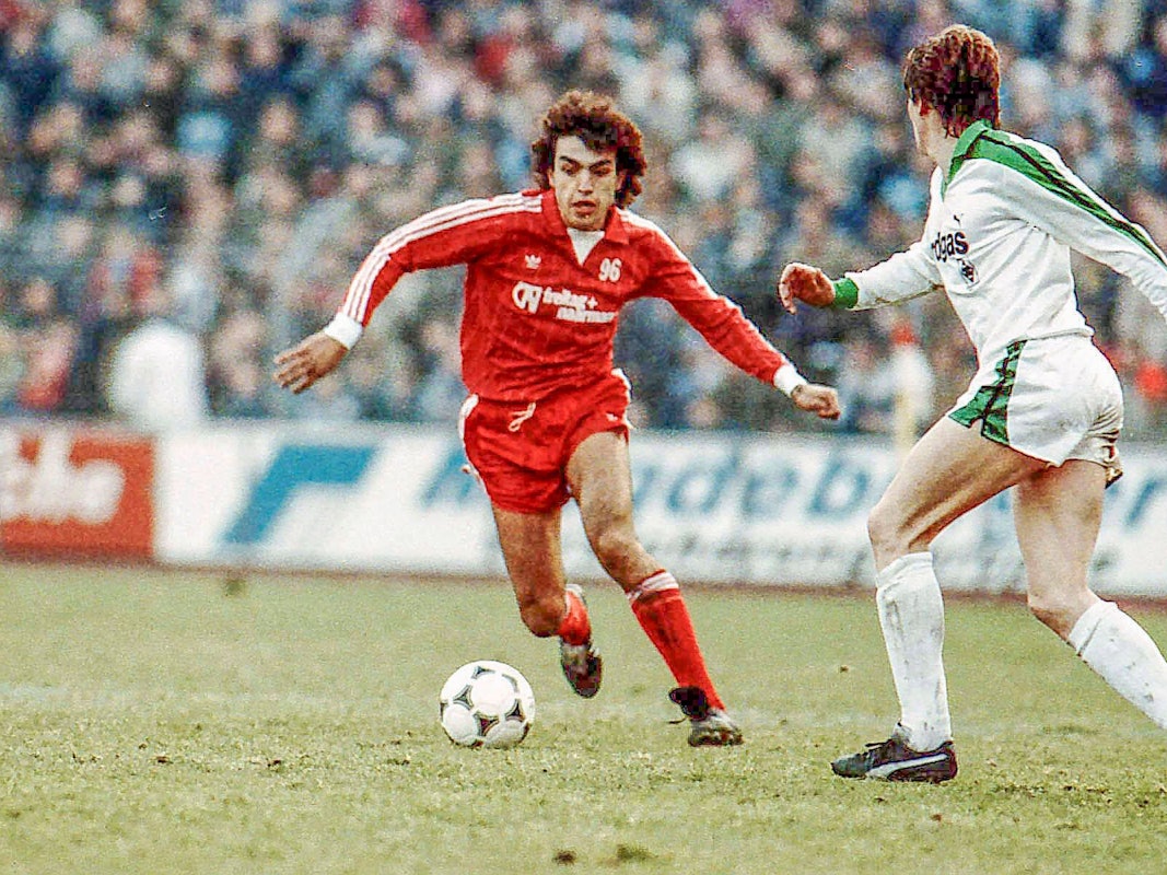 Savas Koc am Ball im Spiel gegen Borussia Mönchengladbach im DFB-Pokal.