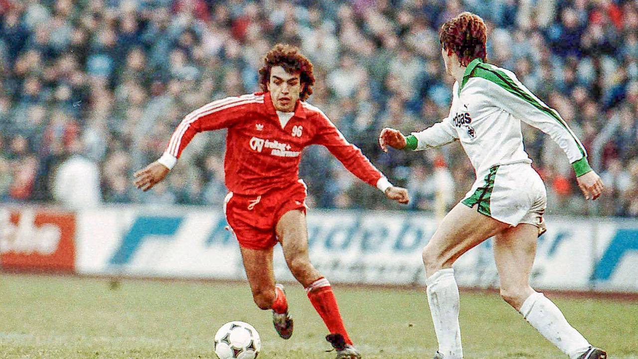 Savas Koc am Ball im Spiel gegen Borussia Mönchengladbach im DFB-Pokal.