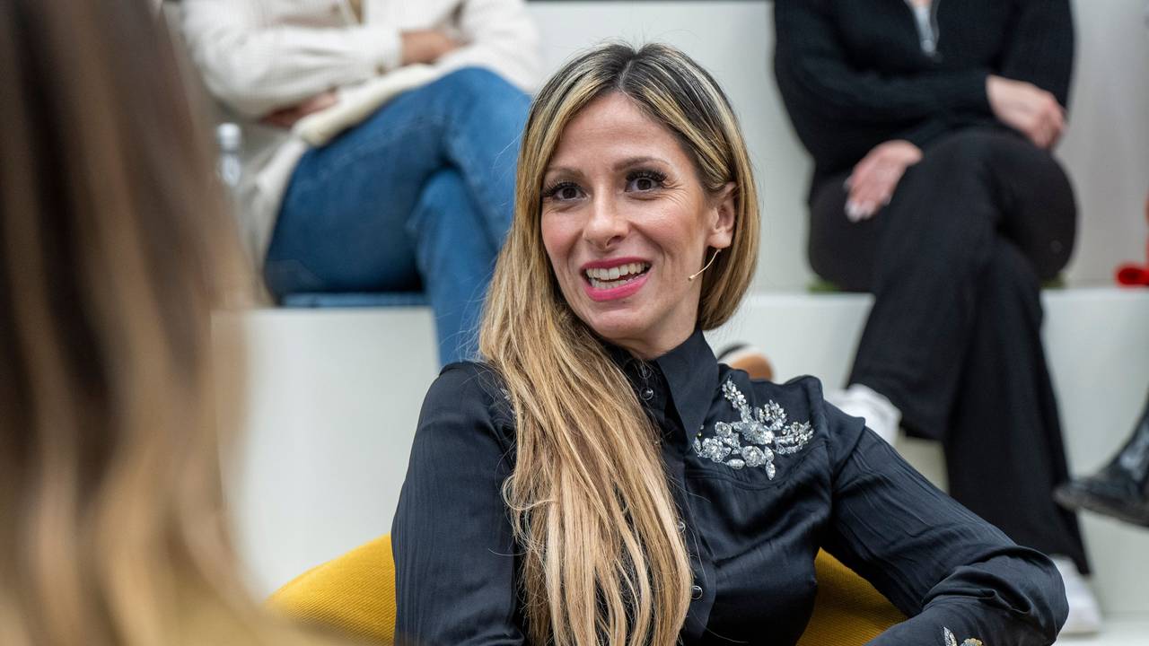 Moderatorin Gülcan Kamps spricht während einer Talkrunde im Newsroom der Deutschen Presse-Agentur.