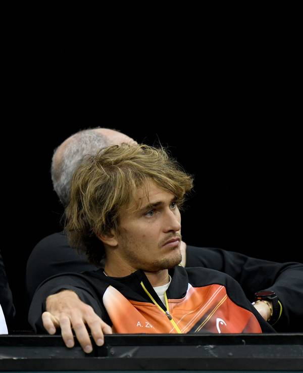 Boris Becker und Alexander Zverev verfolgen nebeneinander ein Match.