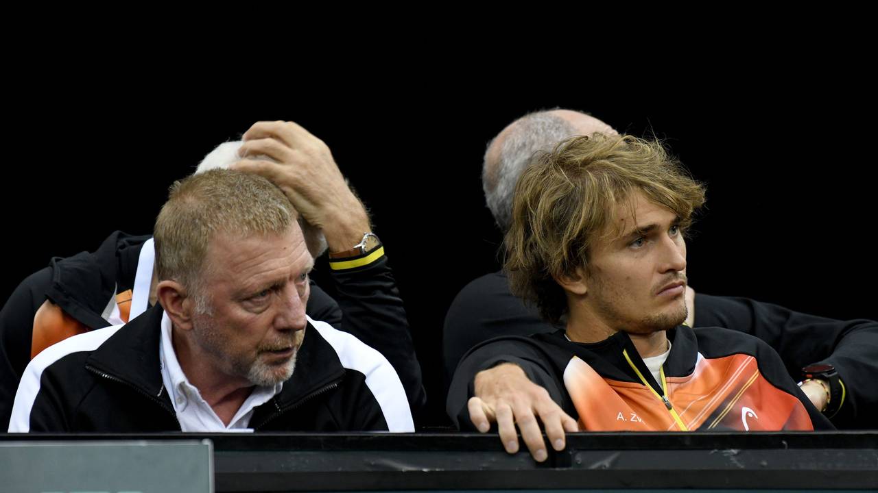 Boris Becker und Alexander Zverev verfolgen nebeneinander ein Match.