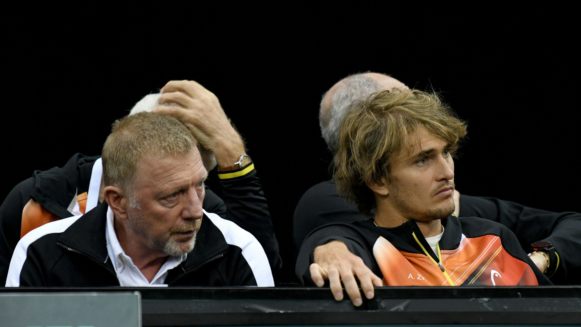 Boris Becker und Alexander Zverev verfolgen nebeneinander ein Match.