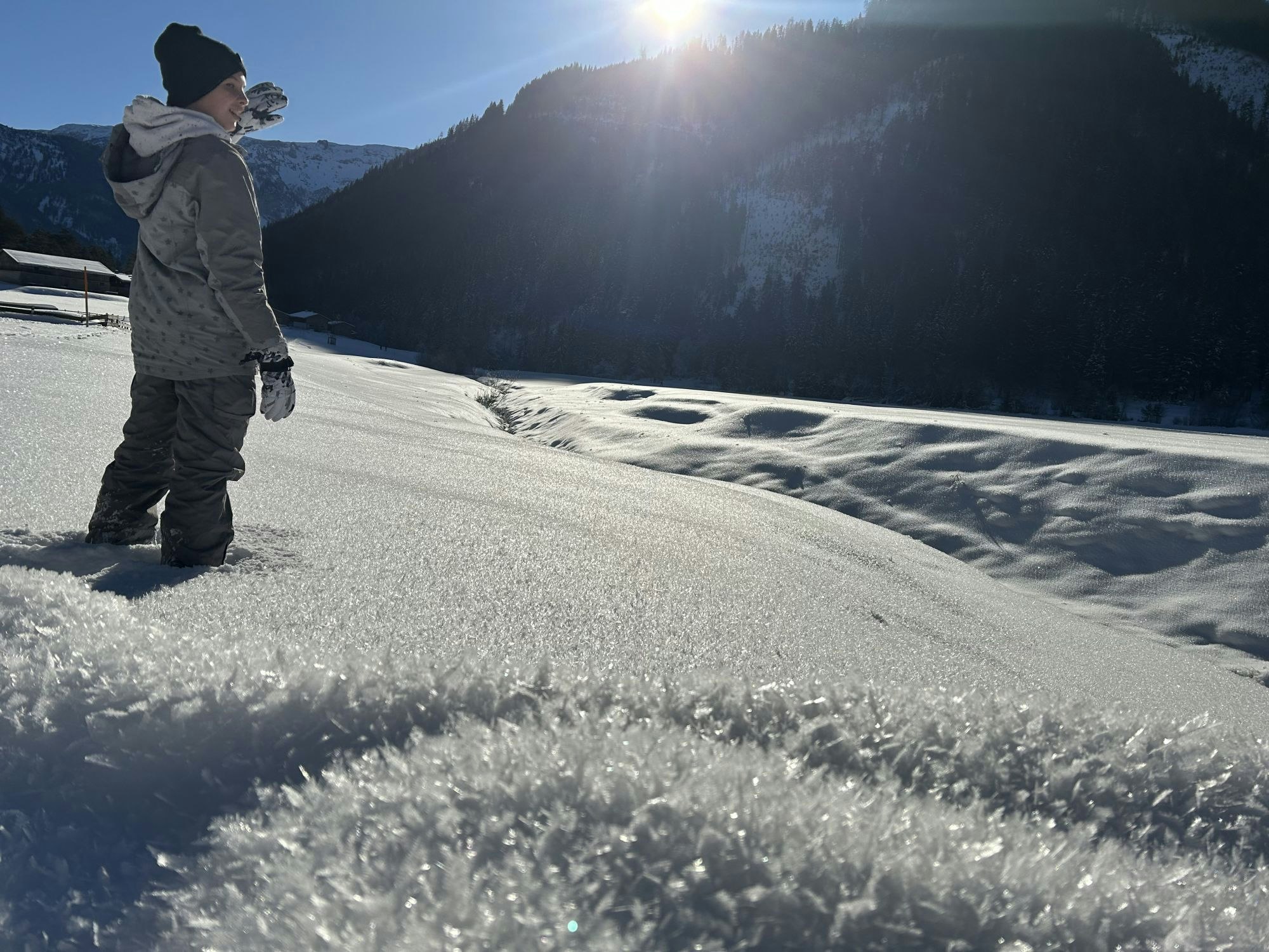 Ein Junge steht im Schnee
