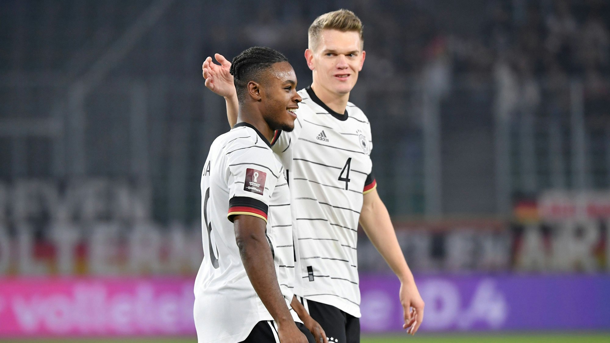 Matthias Ginter und Ridle Baku im Trikot der deutschen Nationalmannschaft.