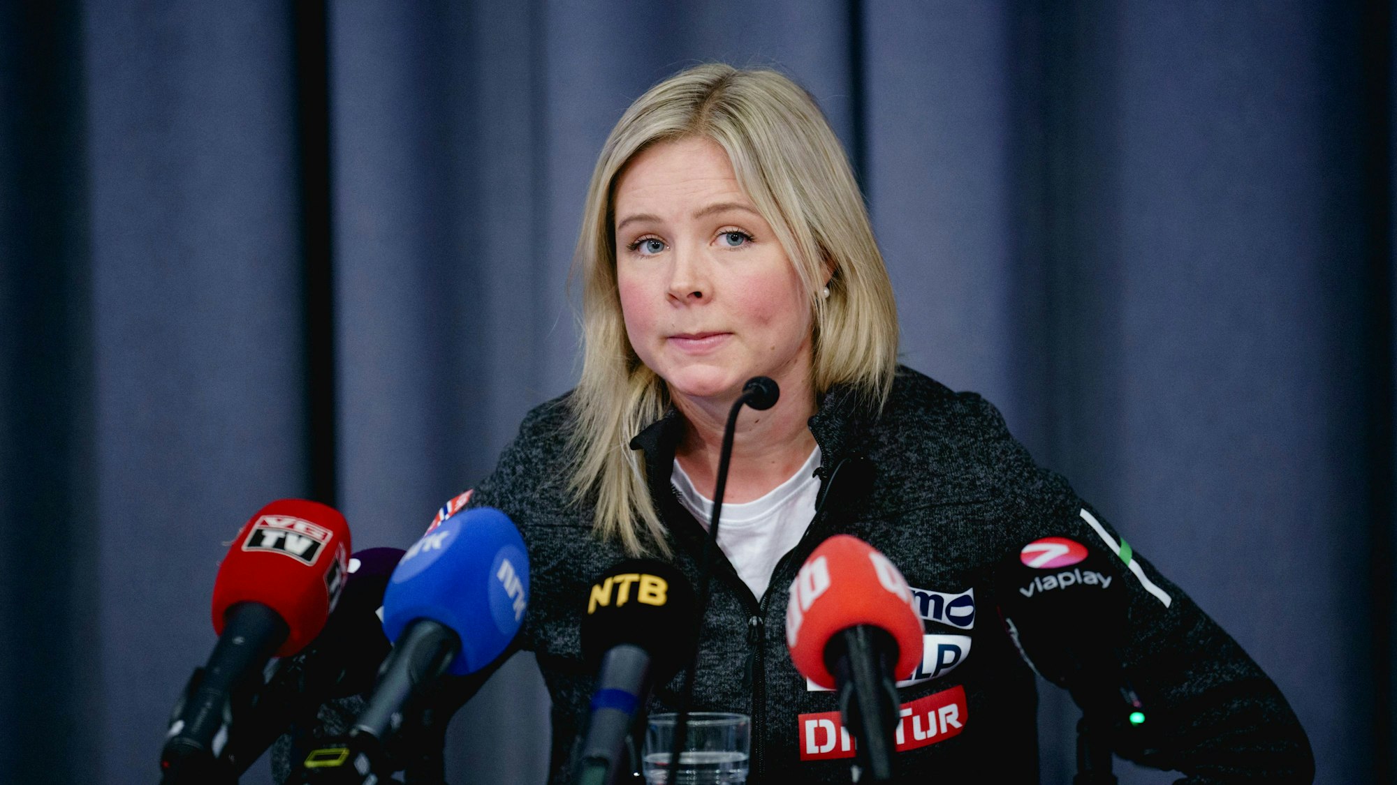 Maren Lundby gibt eine Pressekonferenz.