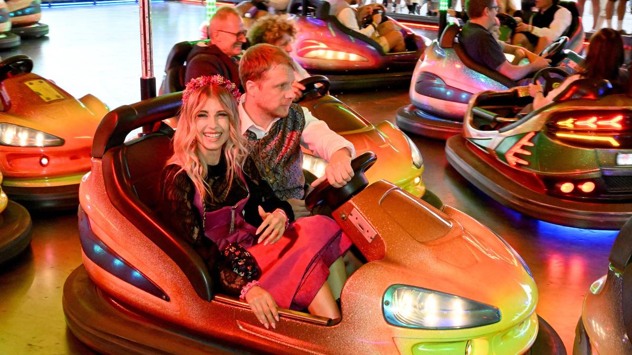 Oliver Pocher und Cathy Hummels fahren bei Cathy Hummels Wiesn-Bummel auf der Theresienwiese Autoscooter. Das 189. Oktoberfest findet vom 21. September bis 6. Oktober 2024 auf der Münchner Theresienwiese statt.
