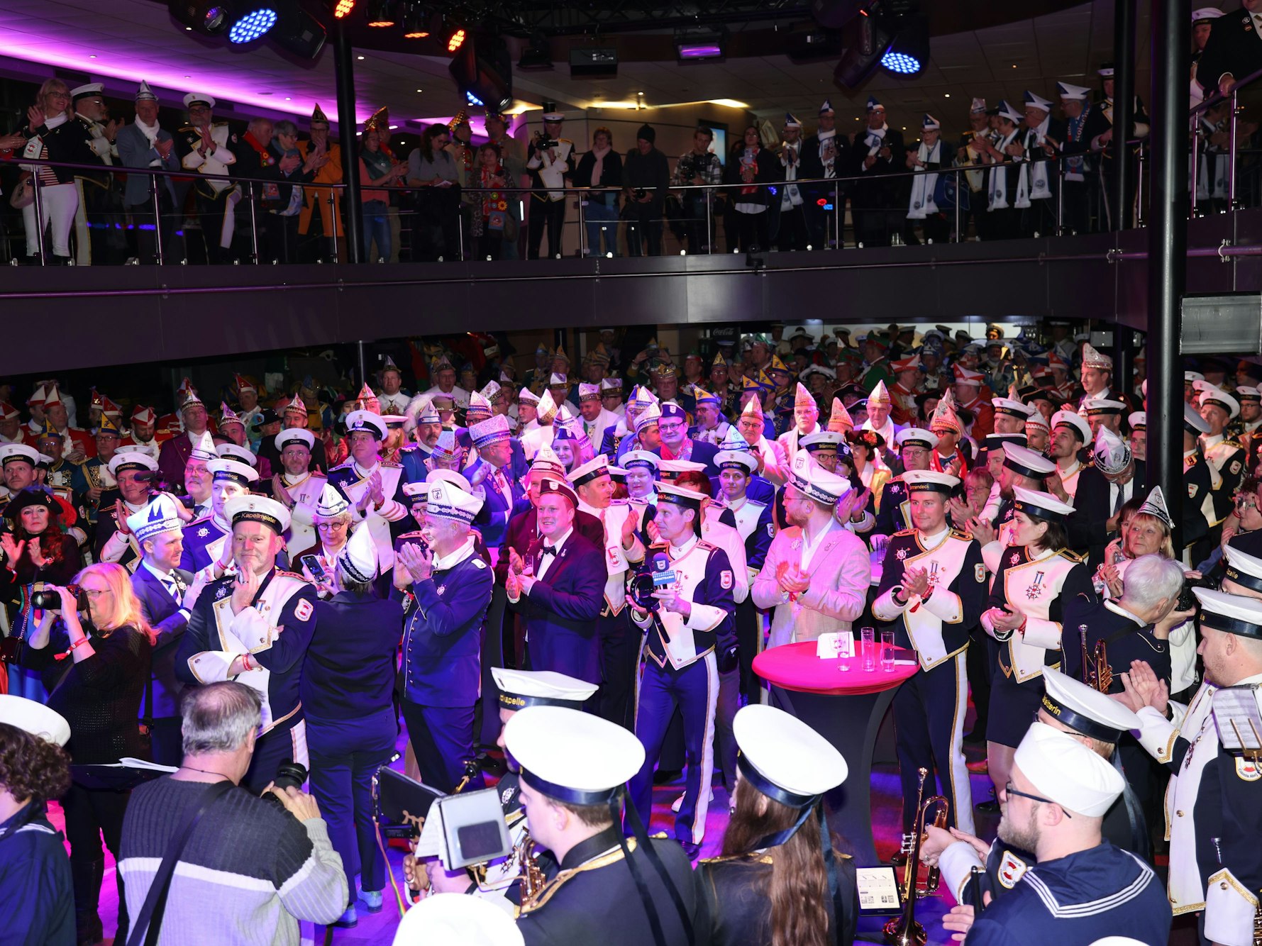 Gäste im Schiff bei der Tour mit dem Dreigestirn.