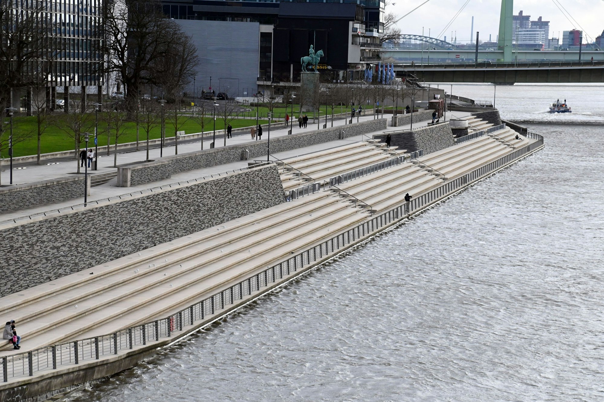 Blick auf die Freitreppe am Rheinboulevard