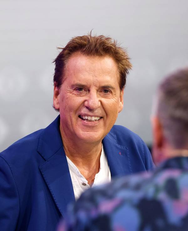 Der Fussballkomentator Jörg Dahlmann (M) sitzt zwischen den Moderatoren Jochen Schropp und Marlene Lufen beim Auftakt zur neuen Staffel der Sat.1-Fernsehshow Promi Big Brother 2022 im Fernsehstudio in Köln.