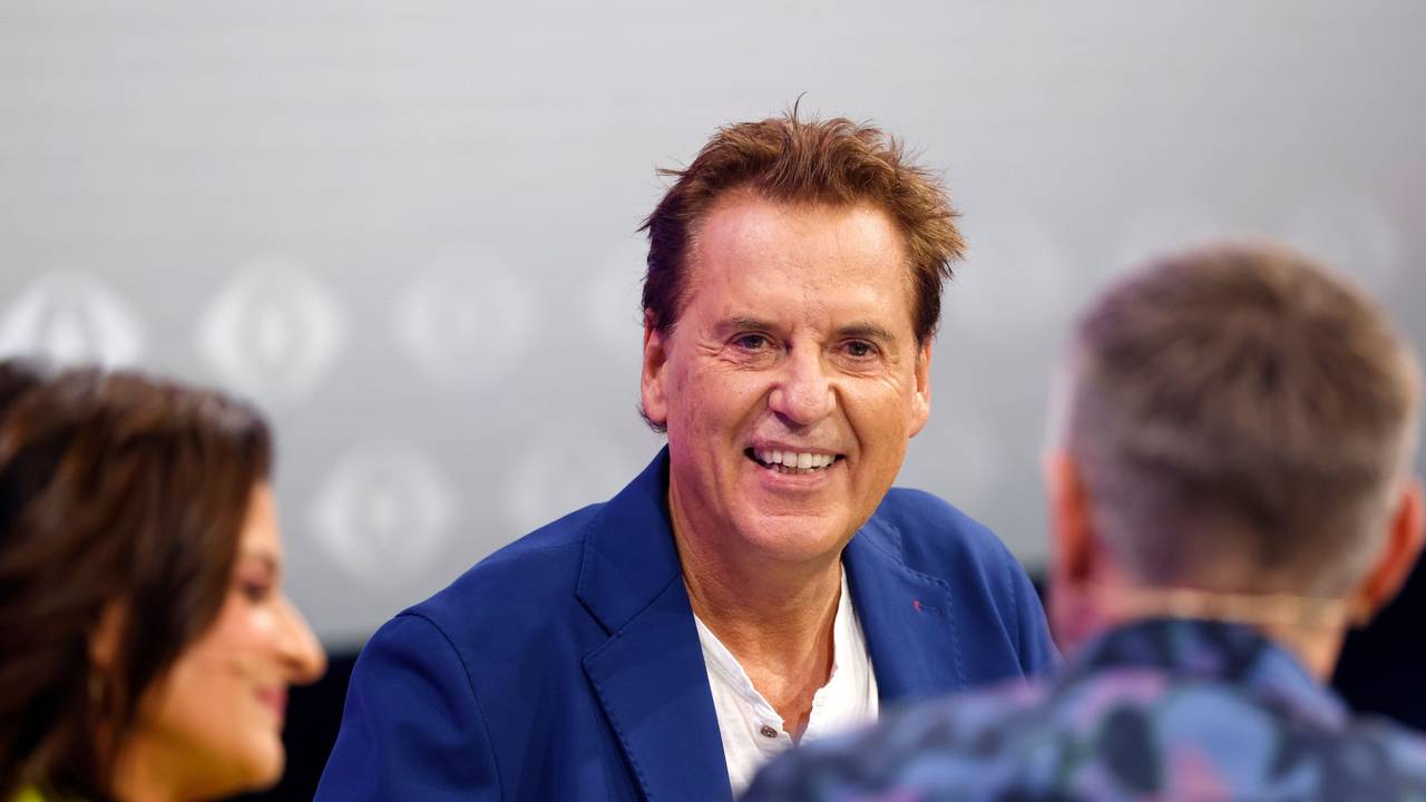 Der Fussballkomentator Jörg Dahlmann (M) sitzt zwischen den Moderatoren Jochen Schropp und Marlene Lufen beim Auftakt zur neuen Staffel der Sat.1-Fernsehshow Promi Big Brother 2022 im Fernsehstudio in Köln.
