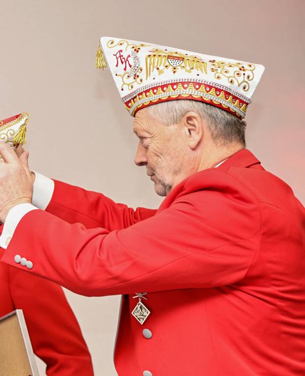 Gregor Berthold setzt Willibert Pauels die Mütze auf.