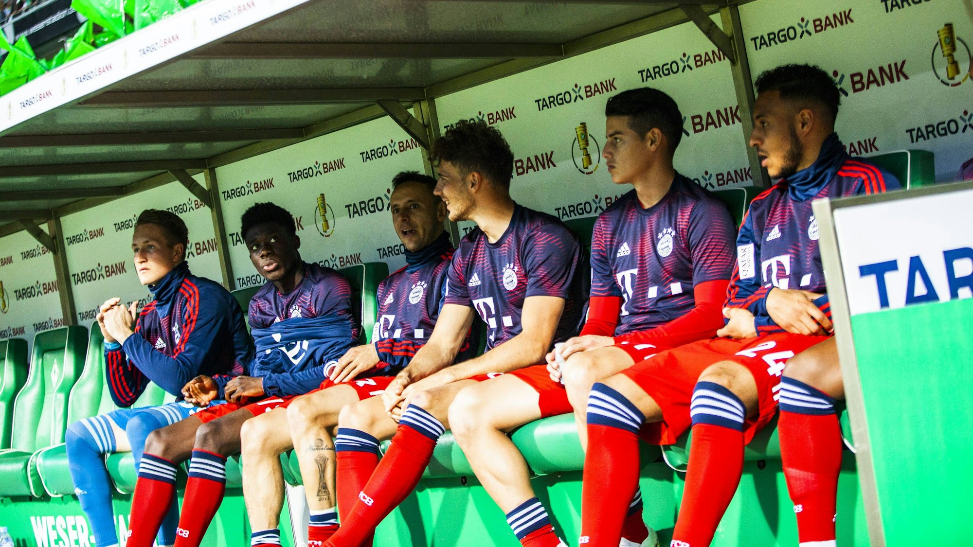 Die Bank des FC Bayern im DFB-Pokal am 24. April 2019 mit Ron-Thorben Hoffmann, Alphonso Davies, Rafinha, Leon Goretzka, James Rodríguez und Corentin Tolisso.