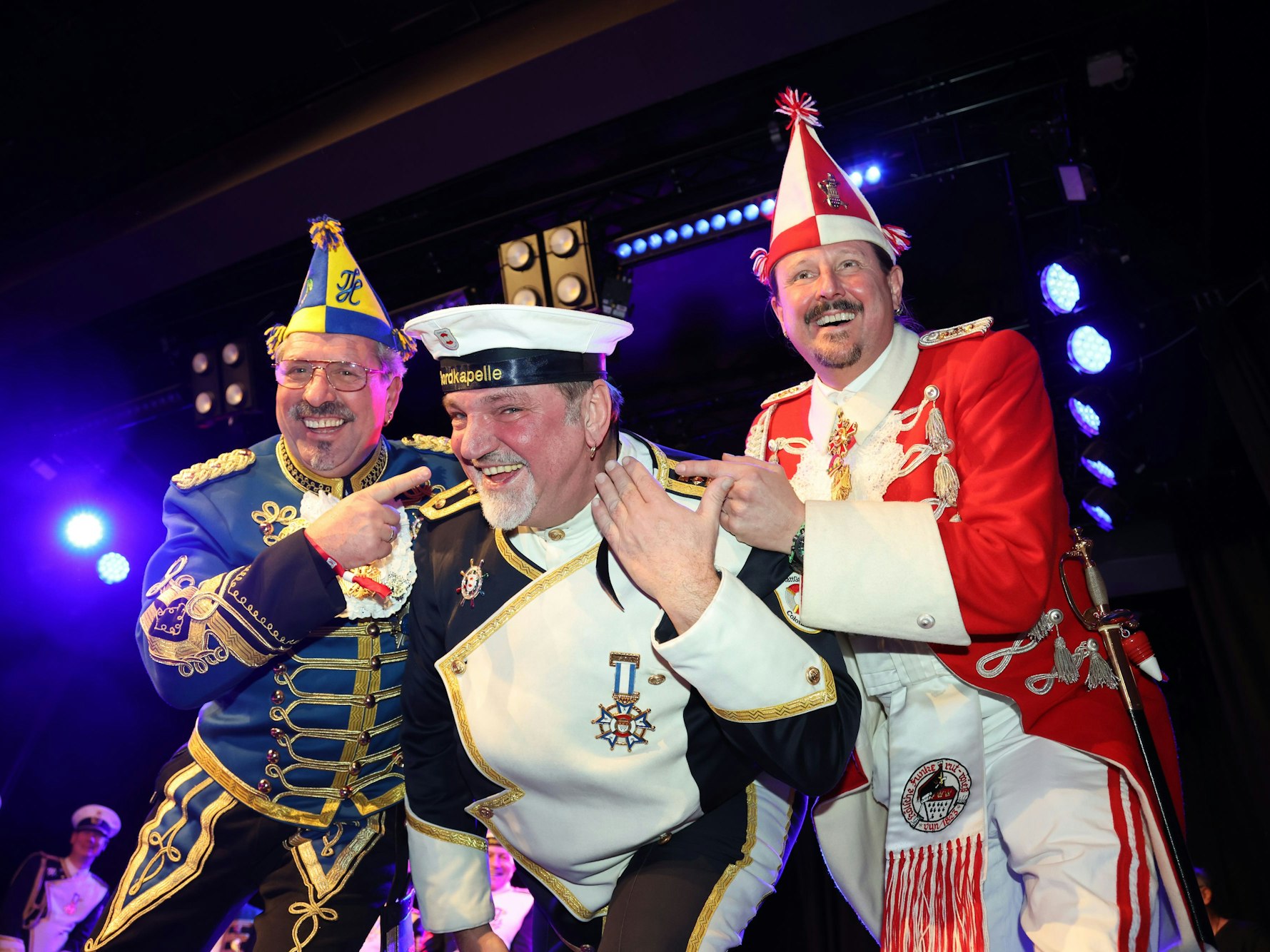 Werner Klupsch (l.) und Marco Schneefeld (r.) mit dem designierten Bauer Michael Samm.