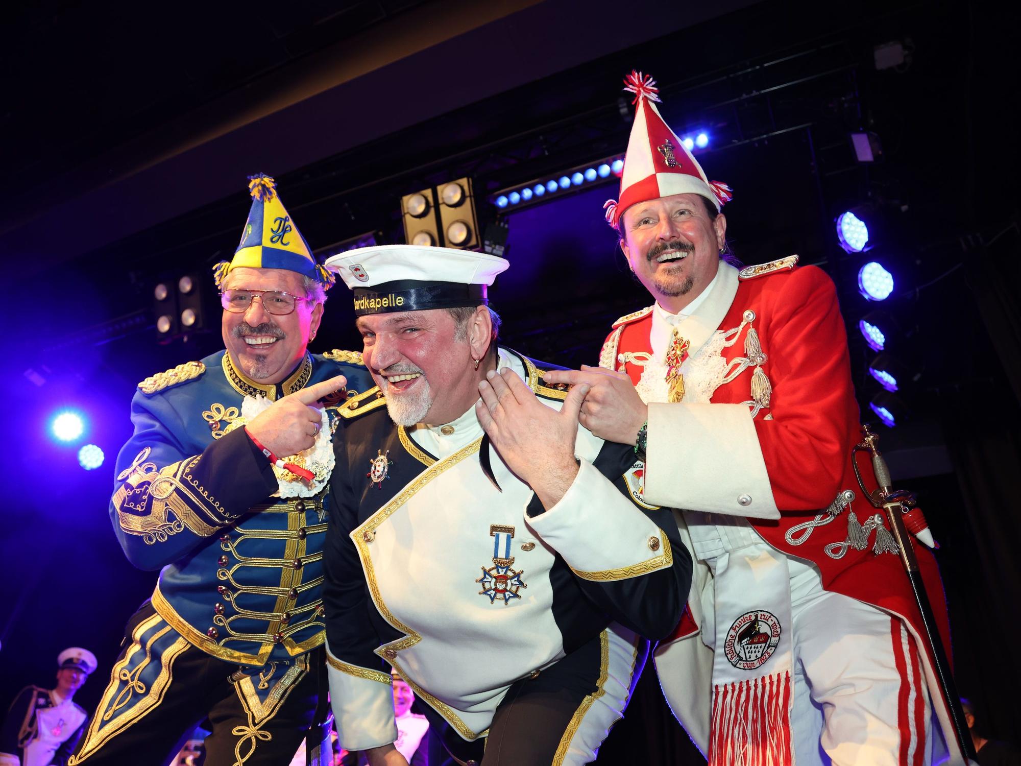 Werner Klupsch (l.) und Marco Schneefeld (r.) mit dem designierten Bauer Michael Samm.