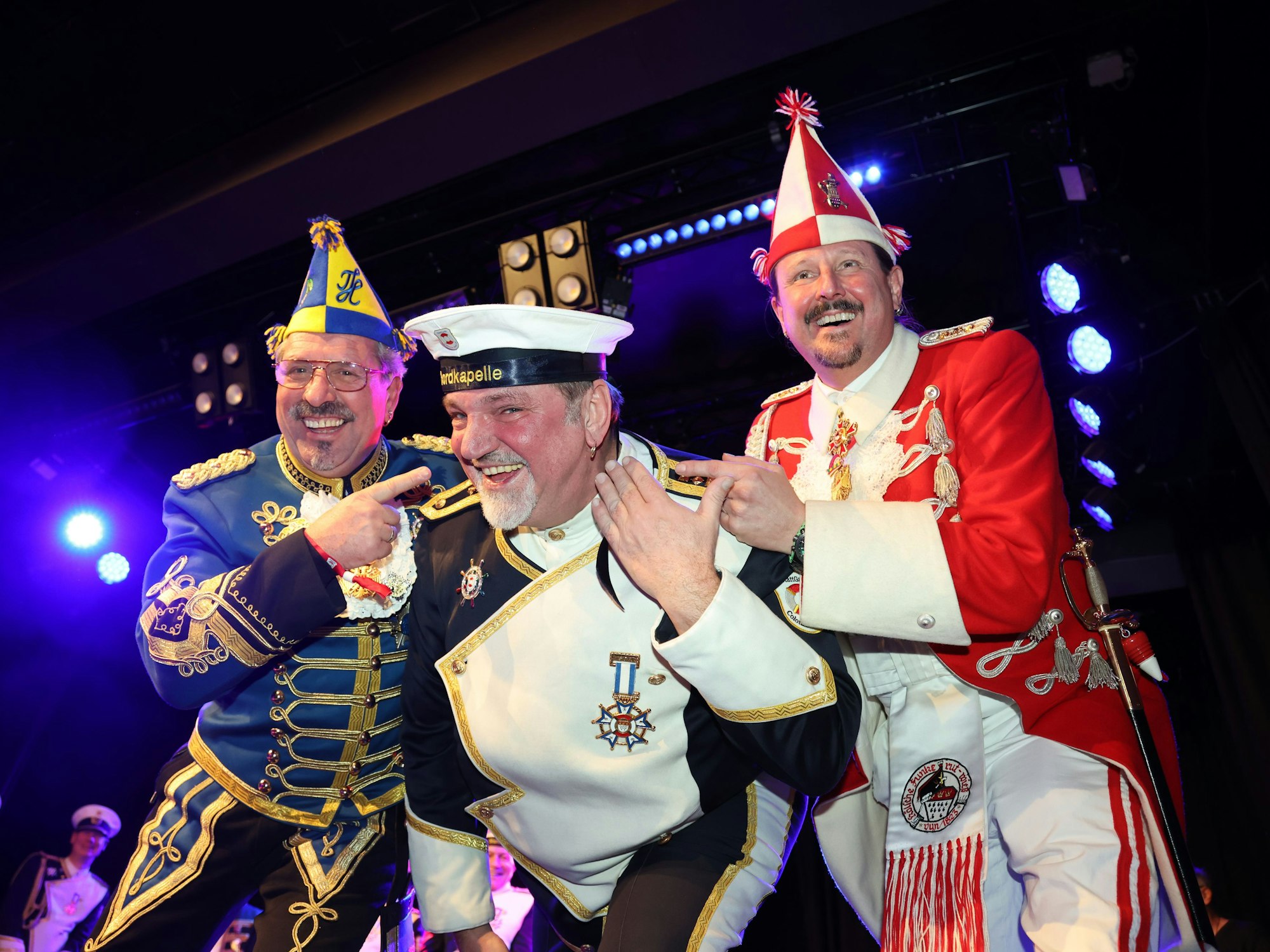 Werner Klupsch (l.) und Marco Schneefeld (r.) mit dem designierten Bauer Michael Samm.