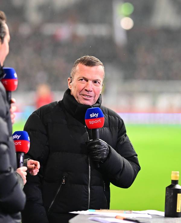 Lothar Matthäus spricht mit Sky-Moderator Lothar Matthäus.