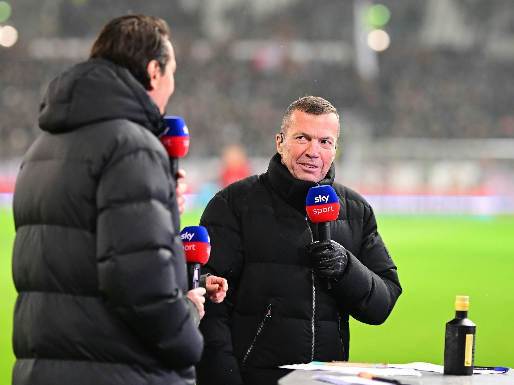Lothar Matthäus spricht mit Sky-Moderator Lothar Matthäus.