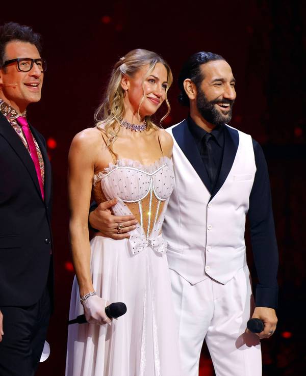 Moderator Daniel Hartwich, Tänzer Massimio Sinato und Sängerin Lulu Lewe in der zehnten Live-Show bei der 17. Staffel der RTL-Tanzshow „Let's Dance“.