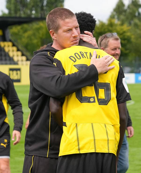 Mike Tullberg umarmt einen seiner Spieler.