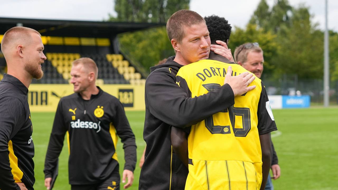 Mike Tullberg umarmt einen seiner Spieler.