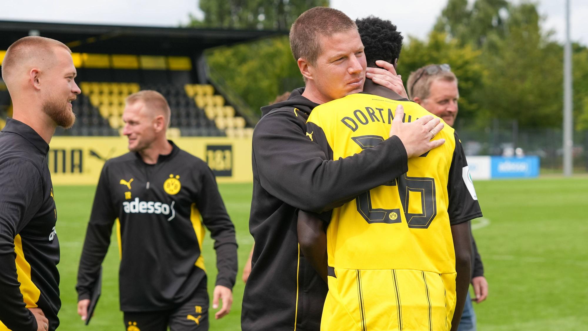 Mike Tullberg umarmt einen seiner Spieler.