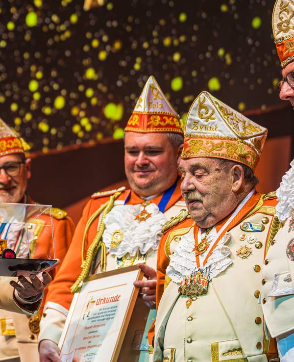 Michael Gerhold überreicht einen Mini-Traktor an Manfred Werner.