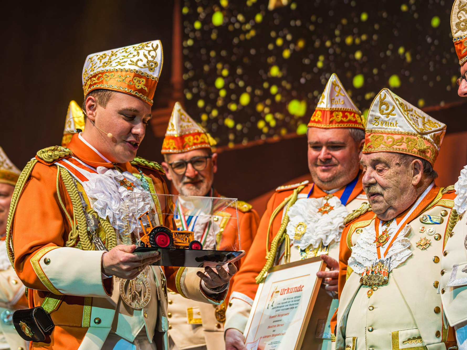 Michael Gerhold überreicht einen Mini-Traktor an Manfred Werner.