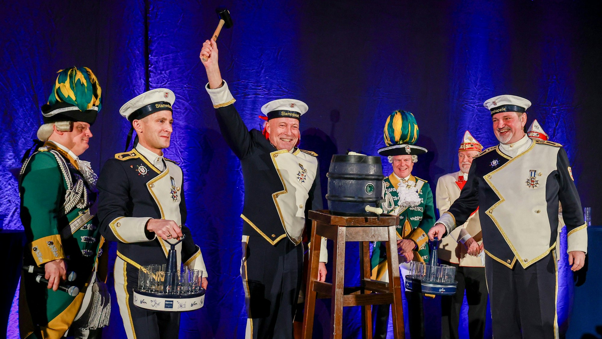 Einzug des designierten Dreigestirns in die Hofburg.
Fassanstich im Hotel.