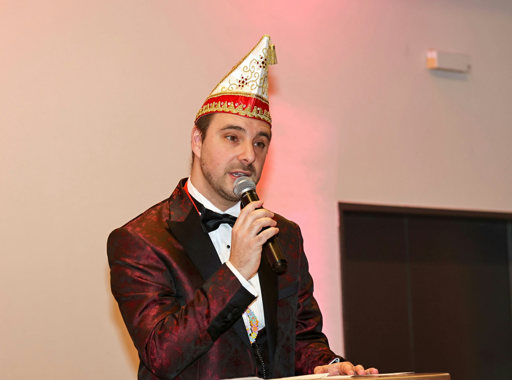 Stephan Henseler verliest die Laudatio auf Willibert Pauels.