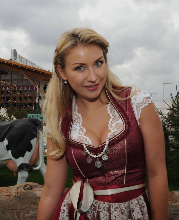 Dienstag am 19.09.2017 auf dem Oktoberfest in München (Bayern). Maria-Carina Woitschack, Lebensgefährtin von Volksmusiksänger Mross, lächelt vor der AlpenHerz Party im Käfer Zelt. Foto: Ursula Düren/dpa ++ +++ dpa-Bildfunk +++
