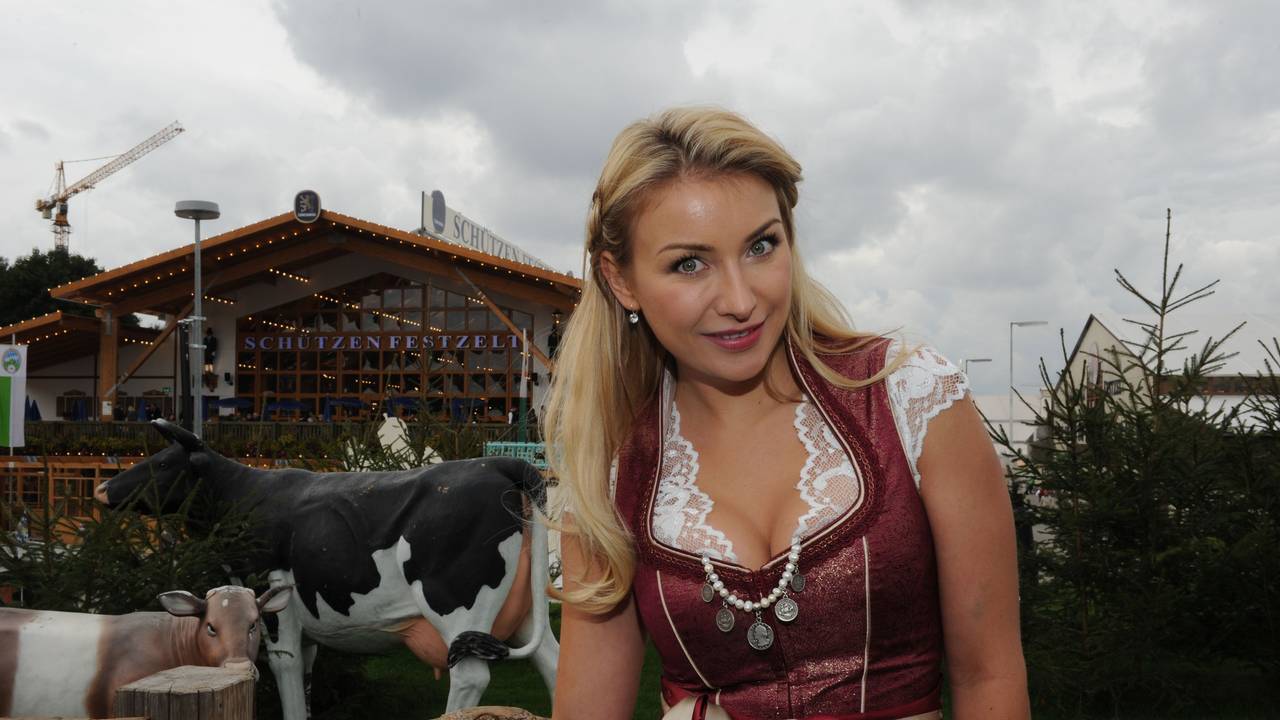 Dienstag am 19.09.2017 auf dem Oktoberfest in München (Bayern). Maria-Carina Woitschack, Lebensgefährtin von Volksmusiksänger Mross, lächelt vor der AlpenHerz Party im Käfer Zelt. Foto: Ursula Düren/dpa ++ +++ dpa-Bildfunk +++