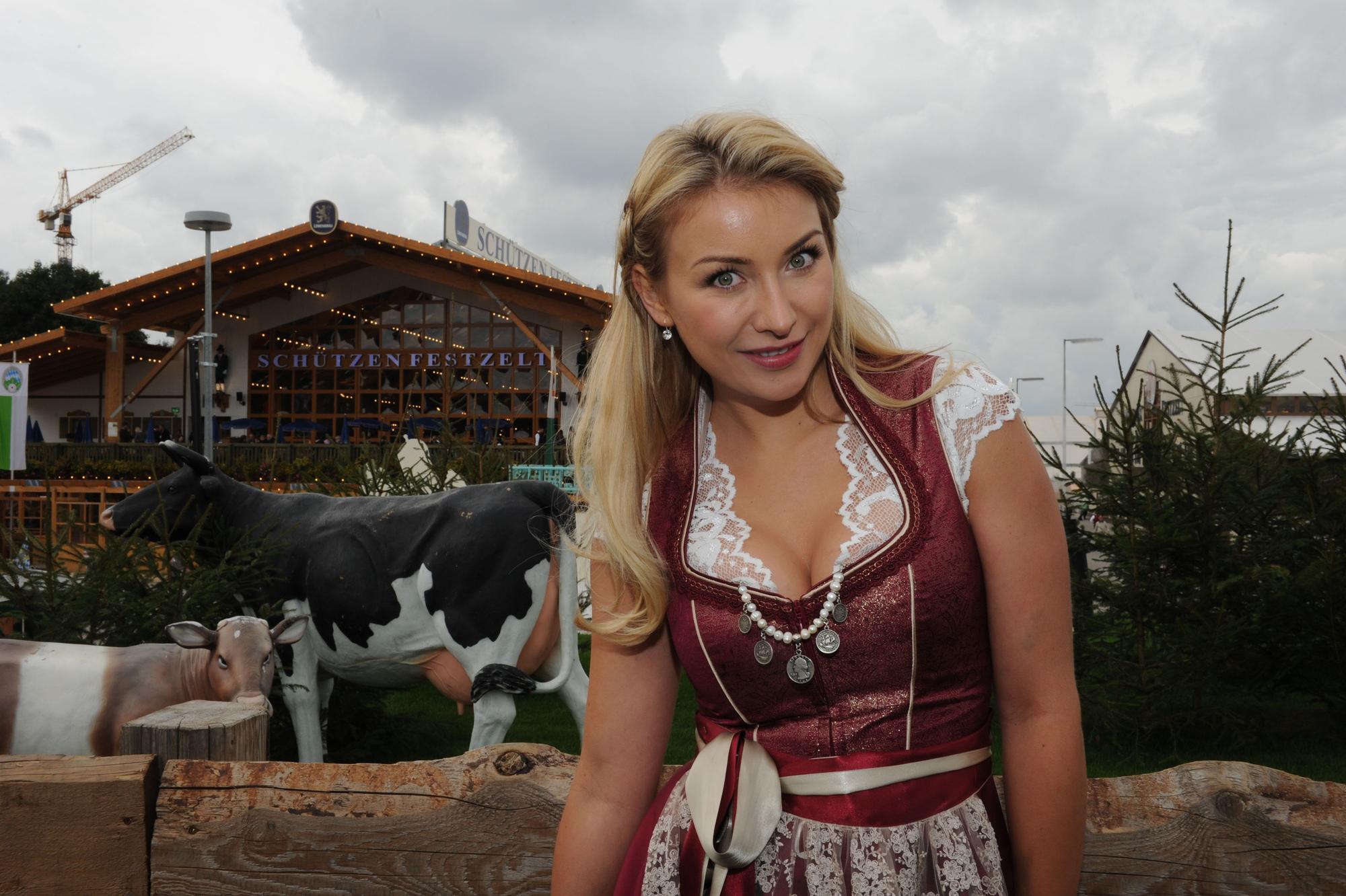 Dienstag am 19.09.2017 auf dem Oktoberfest in München (Bayern). Maria-Carina Woitschack, Lebensgefährtin von Volksmusiksänger Mross, lächelt vor der AlpenHerz Party im Käfer Zelt. Foto: Ursula Düren/dpa ++ +++ dpa-Bildfunk +++