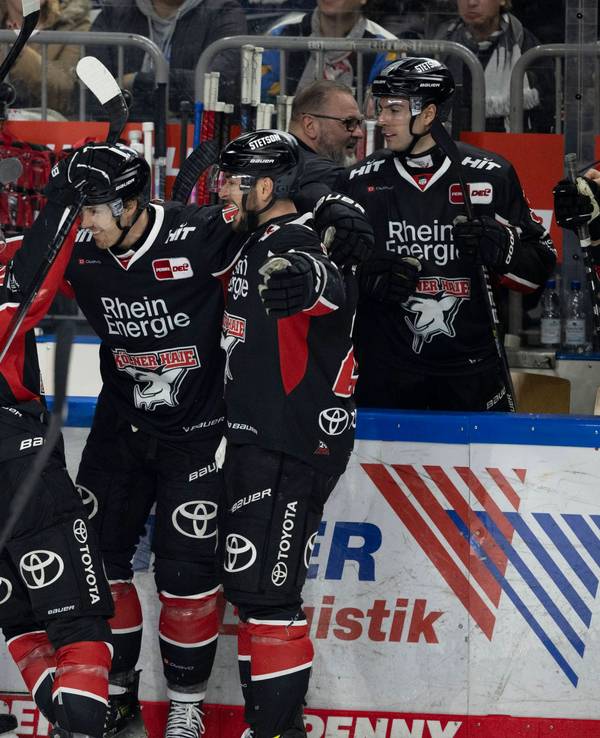 Die Profis der Kölner Haie jubeln beim Spiel gegen die Eisbären Berlin