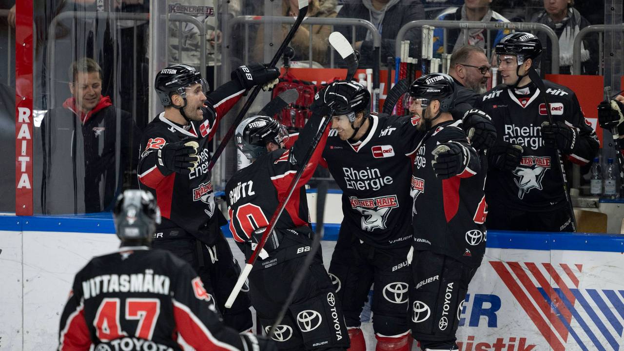 Die Profis der Kölner Haie jubeln beim Spiel gegen die Eisbären Berlin