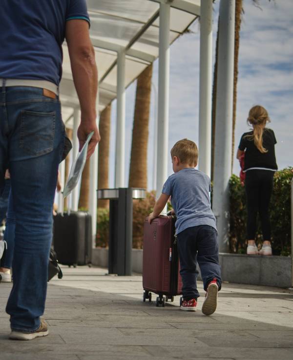 Touristen verlassen nach ihrer Ankunft am Flughafen Teneriffa Süd das Flughafengebäude.