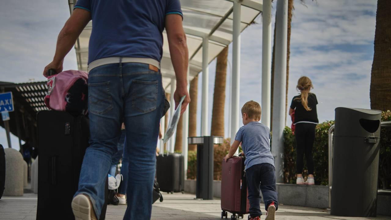Touristen verlassen nach ihrer Ankunft am Flughafen Teneriffa Süd das Flughafengebäude.