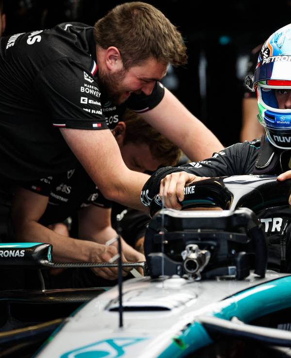 Kimi Antonelli setzt sich in der Formel 1 in seinen Mercedes-Rennwagen