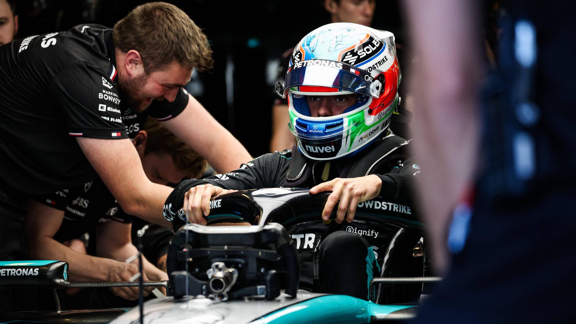 Kimi Antonelli setzt sich in der Formel 1 in seinen Mercedes-Rennwagen
