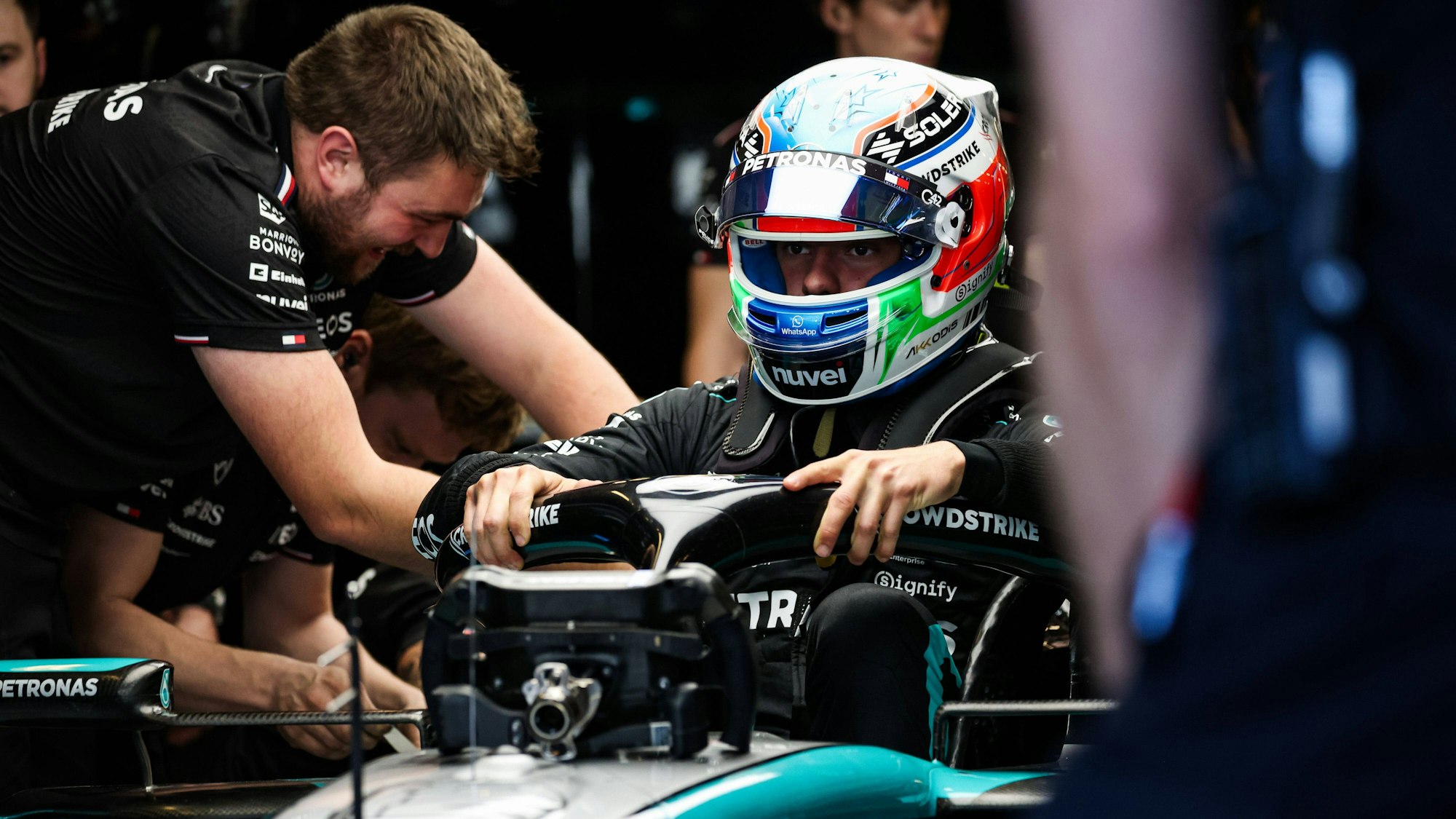 Kimi Antonelli setzt sich in der Formel 1 in seinen Mercedes-Rennwagen