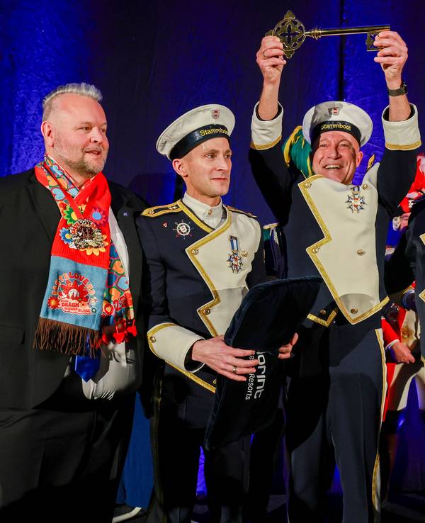 Einzug des designierten Dreigestirns in die Hofburg. Prinz René mit Schlüssel.