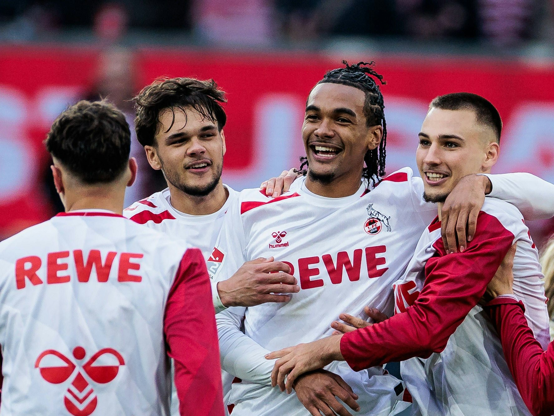 Die Spieler des 1. FC Köln feiern den Sieg in der Kurve: Max Finkgräfe, Damion Downs und Tim Lemperle.