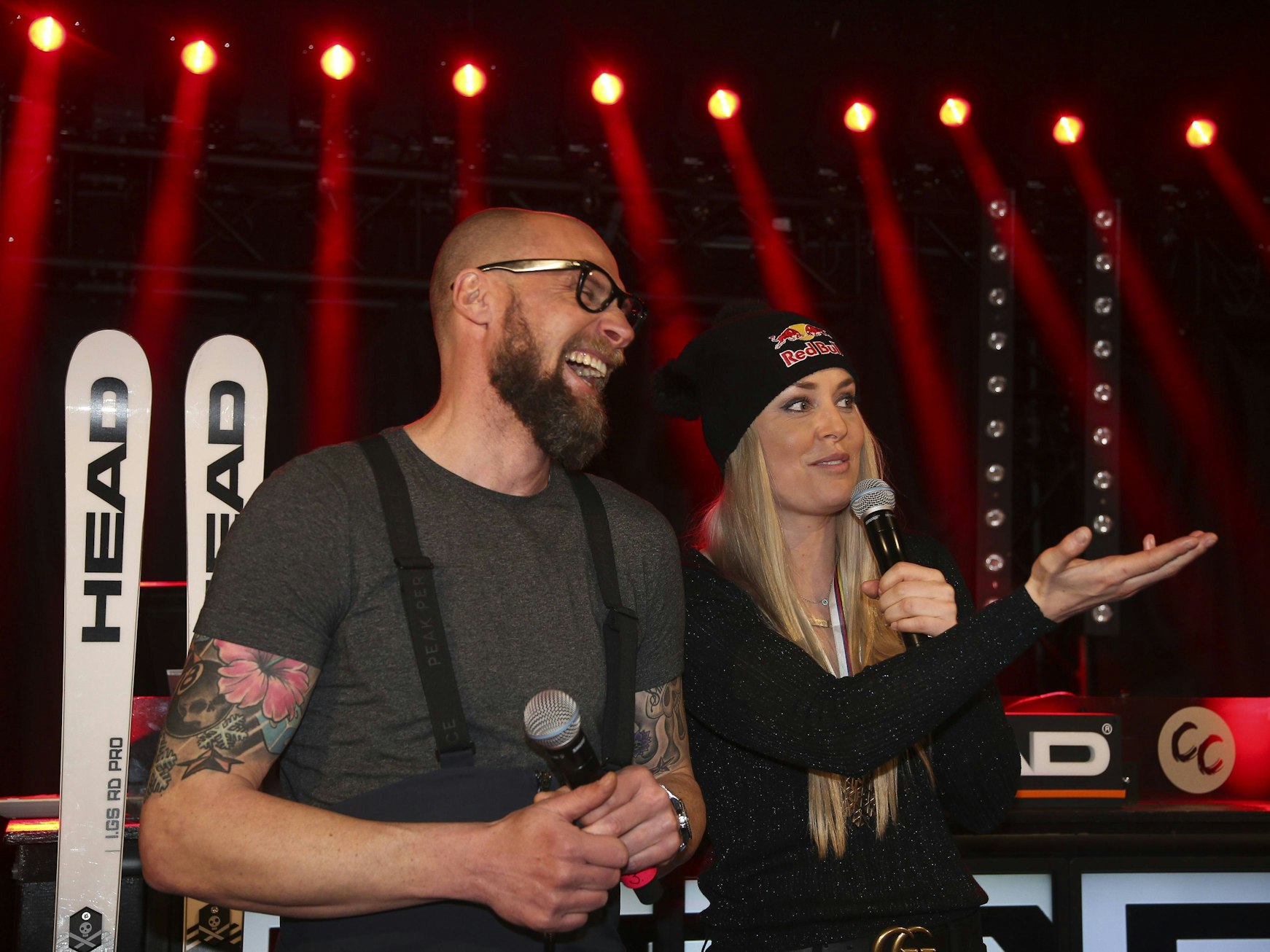 Marco Büchel steht neben Lindsey Vonn auf der Bühne.