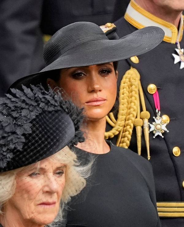 König Charles III. (vorn), Königsgemahlin Camilla, Prinz Harry (dahinter) und seine Frau Meghan, Herzogin von Sussex, schauen am 19. September 2022 auf den Trauerzug mit dem Sarg der gestorbenen britischen Königin Elizabeth II. Einer der letzten royalen Pflichttermine, die das Herzogspaar von Sussex gemeinsam wahrnahm.